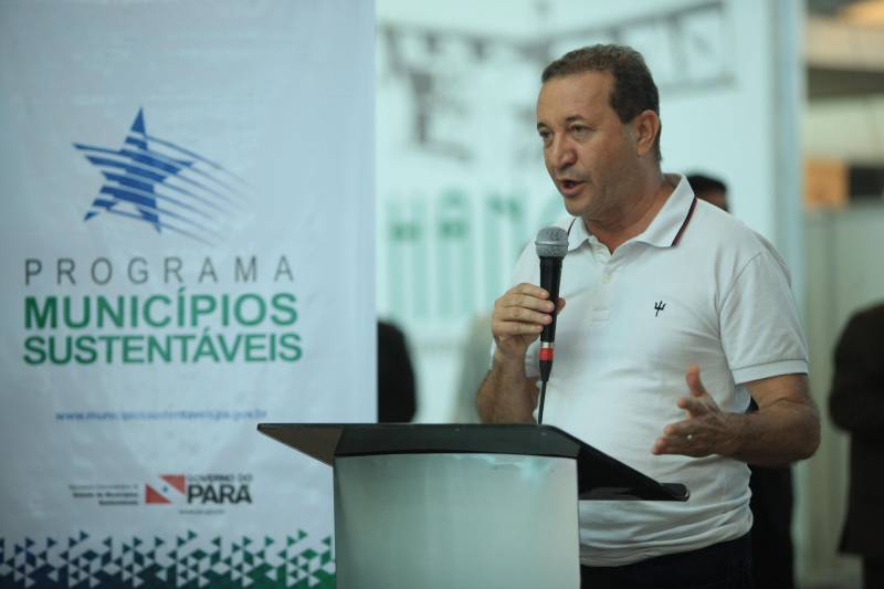 O Governo do Estado reforçou a parceria com a Prefeitura de Belém com a entrega, nesta quarta-feira (4), de 41 veículos que vão potencializar as ações de segurança na capital. A iniciativa faz parte do pacote de ações imediatas para 2018, anunciadas pelo Sistema de Segurança Pública do Estado em fevereiro deste ano contra a violência, que contempla a renovação da frota e equipamentos das Polícias Civil e Militar e fortalecimento das Guardas Municipais em todas as regiões do Estado, entre outras medidas. A entrega ocorreu no Hangar – Centro de Convenções e Feiras, em Belém. Ao todo, foram entregues 41 veículos, sendo seis picapes, dez carros modelo SUV e 25 motocicletas, totalizando um investimento de R$ R$2.062.160,00. Além das viaturas, foi firmado convênio entre o Governo do Estado e Prefeitura no valor de R$2.707.926,00 milhões para a compra equipamentos. O pacote contempla a aquisição de 300 pistolas 380, 16.200 munições e 600 coletes. As duas ações contabilizam mais de R$ 4,7 em investimentos para a Guarda Municipal de Belém. Na foto, o presidente da Assembleia Legislativa, deputado Márcio Miranda.
FOTO: MÁCIO FERREIRA / AG. PARÁ
DATA: 04.07.2018
BELÉM - PARÁ <div class='credito_fotos'>Foto: MÁCIO FERREIRA/ AG. PARÁ | <a href='/midias/2018/originais/7300cf47-2bc1-4879-b812-74b43ae93139.jpg' download><i class='fa-solid fa-download'></i> Download</a></div>