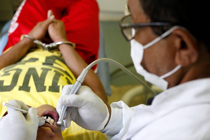 A Diretoria de Assistência Biopsicossocial da Superintendência do Sistema Penitenciário do Estado (Susipe) vem realizando um mutirão de atendimento médico e odontológico, vacinação e teste de HIV e sífilis nos presídios da Região Metropolitana de Belém (RMB), desde o mês de junho. Nesta quarta-feira (14), a ação ocorreu no Centro de Recuperação Penitenciário do Pará III (CRPP III), localizado no Complexo de Santa Izabel, na Região Metropolitana de Belém. Foram três dias de atendimento, que beneficiaram mais de 100 presos.
FOTO: AKIRA ONUMA/ASCOM SUSIPE
DATA: 15.11.2018
BELÉM - PARÁ <div class='credito_fotos'>Foto: Akira Onuma / Ascom Susipe | <a href='/midias/2018/originais/73091445-789b-42eb-b164-9772f8f5e294.jpg' download><i class='fa-solid fa-download'></i> Download</a></div>
