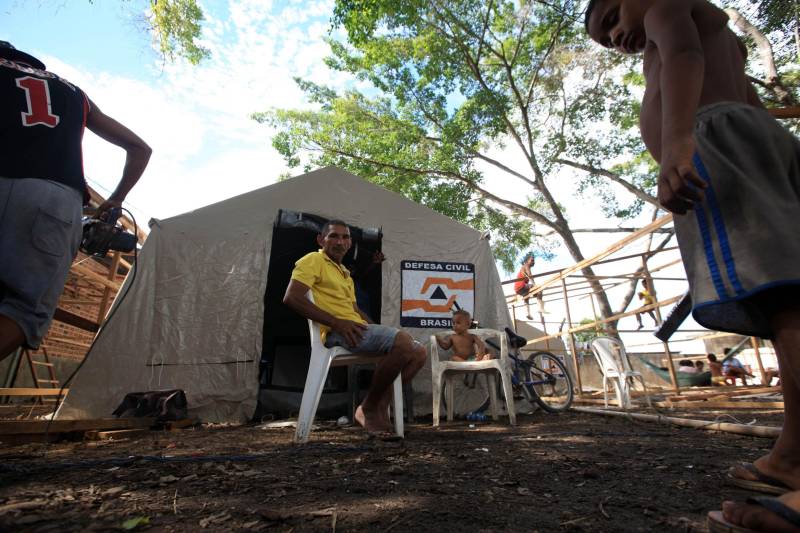 Em Marabá (foto) já são 198 famílias desabrigadas, 58 desalojadas e 194 afetadas. O município conta com cinco abrigos oficiais e dois não oficiais - estruturados pela própria comunidade. As famílias já começaram a receber o benefício eventual por meio das Secretarias Estadual e Municipal de Assistência Social.
FOTO: MÁCIO FERREIRA / AG. PARÁ
DATA: 16.02.2018
MARABÁ - PARÁ <div class='credito_fotos'>Foto: MÁCIO FERREIRA/ AG. PARÁ | <a href='/midias/2018/originais/730add5f-1bcb-44bf-b7ac-bde67839595c.jpg' download><i class='fa-solid fa-download'></i> Download</a></div>