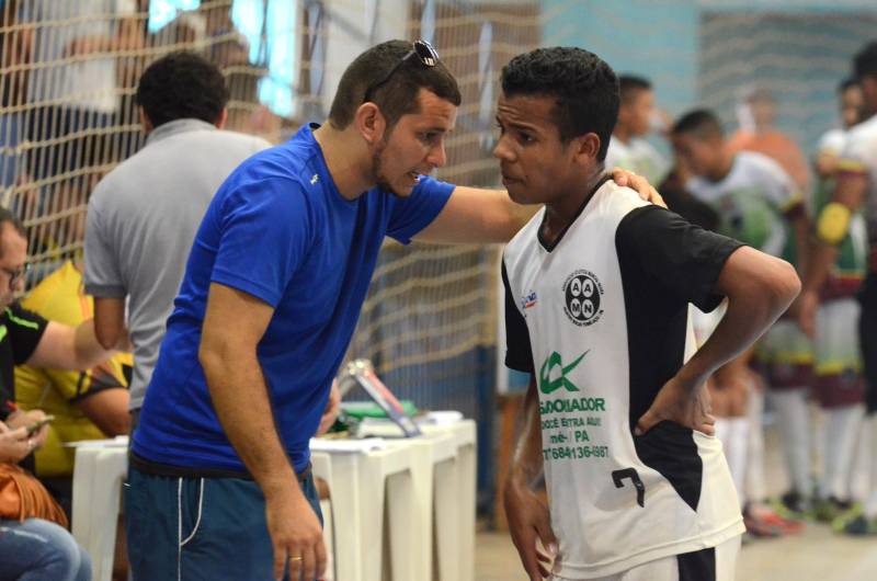 Com medalhas de ouro em handebol, futsal e basquetebol, e prata em voleibol, o município de Mãe do Rio, no nordeste paraense, encerrou sua participação na 2ª etapa Regional dos Jogos Estudantis Paraenses (JEPs) no sábado (12). A participação de Mãe do Rio na competição, que completa 60 anos em 2018, iniciou antes de sua elevação à condição de município, há 30 anos. Na foto, Edson Rodrigues, técnico da Escola Luterana de Tomé-Açu, enfatizou aos atletas que vencer e perder faz parte da vida.
FOTO: ELISEU DIAS / ASCOM SEDUC
DATA: 12.05.2018
MÃE DO RIO - PARÁ <div class='credito_fotos'>Foto: Eliseu Dias / Ascom Seduc | <a href='/midias/2018/originais/730e9b2e-deba-48aa-91cd-0b04005da16f.jpg' download><i class='fa-solid fa-download'></i> Download</a></div>