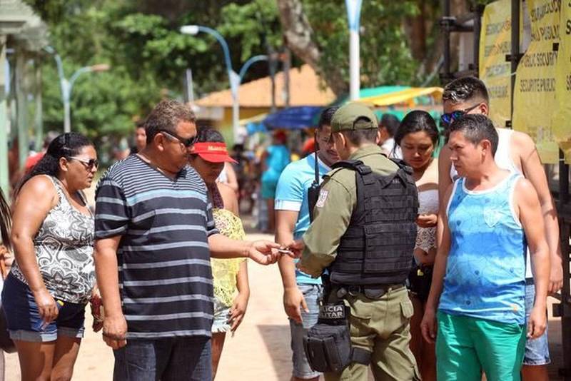 O segundo final de semana das férias escolares foi marcado pela tranquilidade no distrito de Mosqueiro. Uma das 86 localidades do Estado que recebe atenção especial durante a Operação Verão 2018. As ações começaram na sexta-feira (29) e vão até o dia 31 de julho, com a participação de mais de 8 mil agentes de segurança pública. Uma das novidades deste ano é o funcionamento dos Centros de Comando Integrado, com a participação de órgãos estaduais e municipais, sob a coordenação da Secretaria de Estado de Segurança Pública e Defesa Social ( Segup). O espaço é identificado com placas em quatro idiomas para auxiliar as pessoas em casos de furtos ou acidentes.
FOTO: MARCELO LELIS / AG. PARÁ
DATA: 08.07.2018
MOSQUEIRO - PARÁ <div class='credito_fotos'>Foto: Marcelo Lelis / Ag. Pará | <a href='/midias/2018/originais/730ef0d7-2624-4acd-8413-f7d276c3e6bb.jpg' download><i class='fa-solid fa-download'></i> Download</a></div>