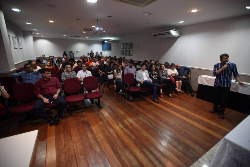 Um extenso relatório sobre as contas públicas do Pará, e das demais unidades da Federação, abrangendo o período de 1998 a 2016, foi lançado na manhã desta quinta-feira (1ª) durante o Café com Planejamento, ação mensal de formação continuada, realizada pela Secretaria de Estado de Planejamento (Seplan) para servidores públicos, mas também aberta a demais interessados. O estudo, que contém dados e informações sobre as contas públicas, visa atender à constante demanda dirigida à Diretoria de Estatística da Fundação Amazônia de Amparo a Estudos e Pesquisas (Fapespa), por diferentes grupos sociais. Na foto, José Zurutuza, coordenador de Estatística Econômica e Contas Regionais da Fapespa.
FOTO: RODOLFO OLIVEIRA / AG. PARÁ
DATA: 01.03.2018
BELÉM - PARÁ <div class='credito_fotos'>Foto: Rodolfo Oliveira/Ag. Pará | <a href='/midias/2018/originais/731768fb-cbdc-4627-bec9-76ae5814c4b8.jpg' download><i class='fa-solid fa-download'></i> Download</a></div>