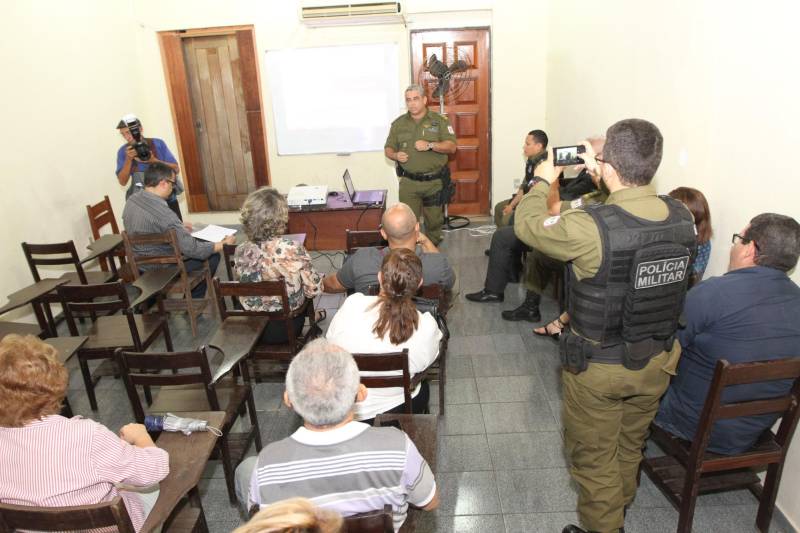 Na quarta-feira (14), foi lançado em uma reunião com integrantes do “Vizinhança em Alerta” e policiais do 2° Batalhão, o PrecComunidade, um programa de redução de criminalidade. O primeiro passo do programa vai ser a realização de reuniões frequentes, nas quais serão estabelecidas metas, e a partir dessas metas, serão definidas ações policiais e não policiais. Na foto, o major Luiz Octavio Rayol, comandante do 2° Batalhão.
FOTO: CARLOS SODRÉ / AG. PARÁ
DATA: 14.03.2018
BELÉM - PARÁ <div class='credito_fotos'>Foto: CARLOS SODRÉ / AG. PARÁ | <a href='/midias/2018/originais/73207ec6-f61d-45c2-9b83-83193348fbfc.jpg' download><i class='fa-solid fa-download'></i> Download</a></div>