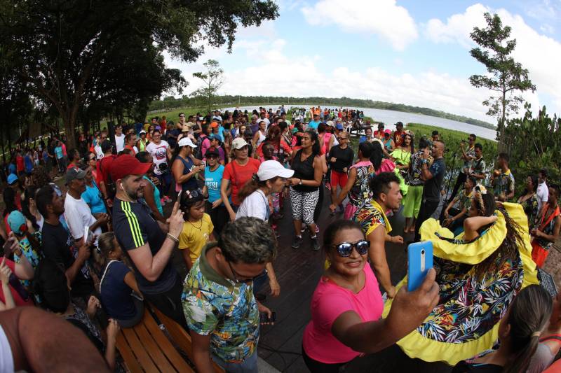 Uma reabertura feita a milhares de mãos. A fita inaugural colocada no inicio da trilha principal do Parque do Utinga foi rompida por mais de cinco mil pessoas ansiosas pelo inicio da caminhada, marcando o segundo dia da programação de reabertura do mais novo espaço paraense de lazer e interatividade com a natureza.
FOTO: SIDNEY OLIVEIRA / AG. PARÁ
DATA: 17.03.2018
BELÉM - PARÁ <div class='credito_fotos'>Foto: Sidney Oliveira/Ag. Pará | <a href='/midias/2018/originais/7327cf58-a548-423f-8403-4c15090af137.jpg' download><i class='fa-solid fa-download'></i> Download</a></div>