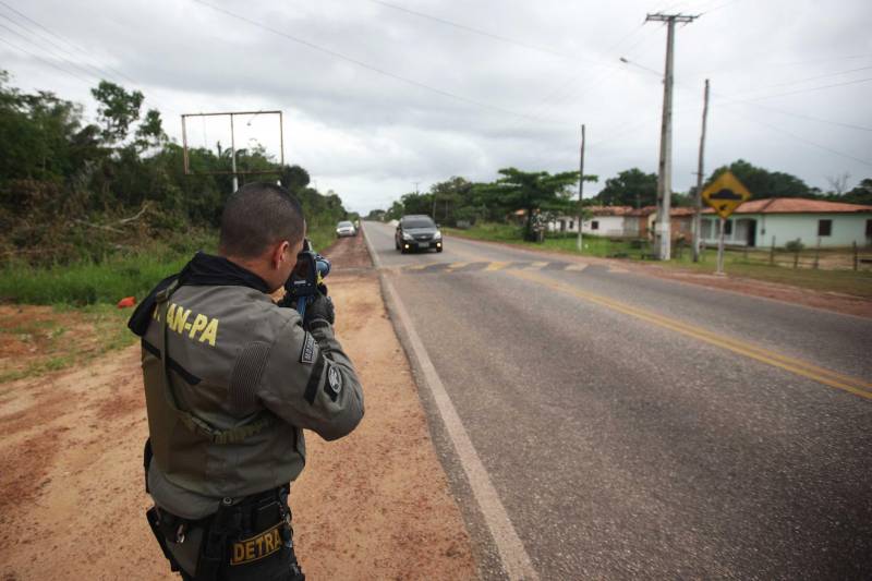 O professor Júlio Leal Gomes é natural de Vigia de Nazaré, no nordeste paraense, terra conhecida pela hospitalidade, principalmente em época festiva. Mantendo a tradição, no Carnaval Júlio e seus irmãos abrem a casa da família para amigos e outros parentes. Neste ano, o imóvel de quatro cômodos abrigou mais de 50 pessoas. Vigia tem um dos maiores e mais tradicionais carnavais do Pará. Nesta época do ano, a população do município, de 51.173 habitantes (Censo/IBGE), triplica com a chegada de brincantes oriundos de todo o Brasil, e os vigienses – igual coração de mãe - acolhem essa multidão. A estimativa é a cidade receber mais de 300 mil pessoas neste Carnaval. Na foto, o coordenador da operação, Ivan Feitosa.
FOTO: IGOR BRANDÃO / AG PARÁ
DATA: 13.02.2018
BELÉM - PARÁ <div class='credito_fotos'>Foto: IGOR BRANDÃO / AG. PARÁ | <a href='/midias/2018/originais/732b0096-7176-4909-a6d6-309113bdc5a3.jpg' download><i class='fa-solid fa-download'></i> Download</a></div>
