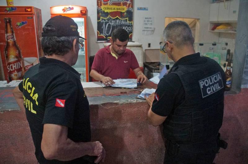 A Polícia Civil divulgou, nesta segunda-feira (23), os resultados da operação de fiscalização de bares (foto), sob coordenação da Divisão de Polícia Administrativa (DPA), realizada no último final de semana, em Belém. Ao todo, 82 estabelecimentos foram fiscalizados nos bairros da Cremação, Guamá, Jurunas, Condor, Terra Firme, Canudos e São Brás. Do total, 39 foram fechados por irregularidades verificadas durante a operação policial. Oito proprietários de estabelecimentos foram intimados a comparecer à DPA para regularizar os locais. Outros 25 bares fiscalizados estavam com cadastro junto à DPA em situação regular. A operação contou com atuação de nove delegados de Polícia e um total de 49 agentes policiais. Segundo o diretor da DPA, delegado Eloi Fernandes, o objetivo da operação foi a regularização dos estabelecimentos comerciais sem cadastro ou com a licença vencida e em situação irregular.
FOTO: ASCOM / POLÍCIA CIVIL
DATA: 20.04.2018
BELÉM - PARÁ <div class='credito_fotos'>Foto: Ascom / Polícia Civil | <a href='/midias/2018/originais/732d4338-6cd8-4ce0-b903-a8abd3568897.jpg' download><i class='fa-solid fa-download'></i> Download</a></div>