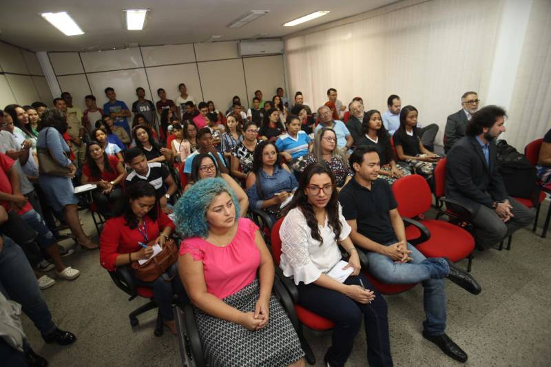 Após seis meses de captação, contabilização e estudos de dados obtidos de diversas instituições do Estado e do país, a Fundação Amazônia de Amparo a Estudos e Pesquisas (Fapespa) lançou, nesta quarta-feira (4), o “Perfil da Juventude Paraense 2018”, estudo que tem por principal objetivo, disponibilizar um conjunto de informações que identifica a juventude do Pará, visando contribuir para a manutenção de uma agenda que dará tratamento especial aos jovens do Estado. “Lançamos um documento inédito que contempla diversas faces da juventude paraense, desde onde ela está, quantos são, quais suas dificuldades e até mesmo quais seus sonhos. Podemos descobrir, entre outros dados, que 26% da população do Pará é de jovens entre 15 e 29 anos, sendo que destes, 22% (o equivalente a 521 mil), estão sem estudar e sem trabalhar, o que pode fazer com que se envolvam com a criminalidade”, explicou Eduardo Costa, presidente da Fapespa.
FOTO: CARLOS SODRÉ / AG. PARÁ
DATA: 04.04.2018
BELÉM - PARÁ <div class='credito_fotos'>Foto: Carlos Sodré/Agência Pará | <a href='/midias/2018/originais/7339aa82-cfd5-4005-ae6f-2d5a9b61b3ec.jpg' download><i class='fa-solid fa-download'></i> Download</a></div>