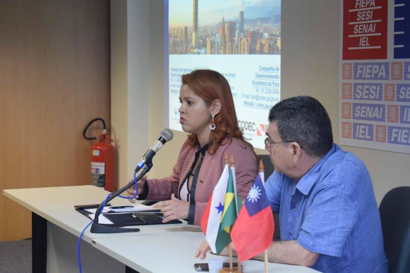 Na segunda-feira (18), representantes da Federação das Indústrias do Pará (Fiepa) e do Centro Internacional de Negócios (CIN), ligado à Fiepa, e da Companhia de Desenvolvimento Econômico do Pará (Codec) estiveram reunidos com mais de 40 empresários paraenses para o evento de apresentação da missão empresarial Pará - Taiwan 2018, iniciativa do Conselho para o Desenvolvimento do Comércio Exterior de Taiwan (Taitra) que tem o objetivo de levar empresas paraenses a Taiwan para conhecer de perto as oportunidades de negócios da região. Com uma das economias mais dinâmicas do mundo, Taiwan é destaque na produção de máquinas e equipamentos e ocupa o 5° lugar mundial nas exportações deste segmento. No Pará, um termo de cooperação assinado em 2017 com a organização de Taiwan apontou o início de relações comerciais mais próximas com a região asiática a partir da promoção de ações prospectivas como esta, que permite aumentar fluxos de importação e exportação com o Brasil e possibilita a diversificação de mercados. Na foto, Cassandra Lobato (e), gerente do Centro Internacional de Negócios.

FOTO: IGOR NASCIMENTO / ASCOM CODEC
DATA: 19.06.2018
BELÉM - PARÁ <div class='credito_fotos'>Foto: IGOR NASCIMENTO / ASCOM CODEC   |   <a href='/midias/2018/originais/733b6475-1b78-4f88-8b5e-c599e4900afb.jpg' download><i class='fa-solid fa-download'></i> Download</a></div>