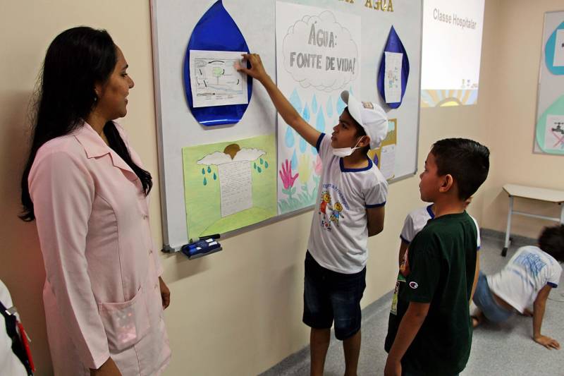 A necessidade do uso racional dos recursos hídricos também motivou programações em unidades de saúde pública, como os hospitais Oncológico Infantil, em Belém, e Regional da Transamazônica, em Altamira.
FOTO: ASCOM SESPA
DATA: 22.03.2018
BELÉM - PARÁ <div class='credito_fotos'>Foto: ASCOM SESPA | <a href='/midias/2018/originais/733c7a7f-c00e-4316-9466-cbf761447ebf.jpg' download><i class='fa-solid fa-download'></i> Download</a></div>