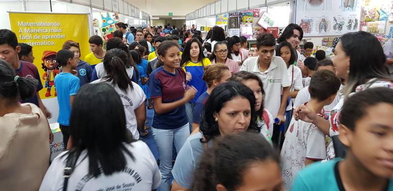 A primeira edição do Salão do Livro de Carajás, realizada de 27 de abril a 6 de maio, no Centro de Convenções de Marabá, no sudeste do Estado, movimentou mais de R$ 200 mil em CredLivro, um incentivo da Secretaria de Estado de Educação (Seduc). O Salão é resultado de um convênio entre o Governo do Pará, via Secretaria de Estado de Cultura (Secult), em parceria com a Seduc e Prefeitura de Marabá. O Credlivro é um programa de incentivo à leitura oriundo do "Programa de Fortalecimento de Ações de Fomento à Leitura" da Seduc, por meio do Sistema Estadual de Bibliotecas Escolares (Siebe), criado em 2005 e, em 2013, virou Lei (Lei 7.775, de 23 de dezembro de 2013). Em 2017, o incentivo foi de quatro milhões e seiscentos mil reais para os 23 mil professores da rede estadual de ensino, aplicados exclusivamente para a XXI Feira Pan-Amazônica do Livro. Na foto, movimento na feira.
FOTO: ELZA LIMA
DATA: 07.05.2018
MARABÁ - PARÁ <div class='credito_fotos'>Foto: ELZA LIMA | <a href='/midias/2018/originais/73420bb7-a00b-472e-a3fe-6668b57d569e.jpg' download><i class='fa-solid fa-download'></i> Download</a></div>