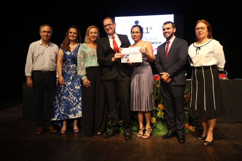 A servidora pública estadual Terezinha Medeiros, 61 anos, que trabalha há 33 na Fundação Santa Casa de Misericórdia do Pará foi a sorteada entre 53 servidores para receber o Prêmio de Servidor Nota 10 de 2018. Ela representa os 107 mil servidores que fazem parte do quadro do Governo do Pará. A premiação aconteceu durante cerimônia realizada na noite desta terça-feira (6), no Teatro Margarida Schivasappa (Centur). Esta foi a 11ª edição do Prêmio Servidor Nota 10.
FOTO: CARLOS SODRÉ / AG. PARÁ
DATA: 06.11.2018
BELÉM - PARÁ <div class='credito_fotos'>Foto: CARLOS SODRÉ / AG. PARÁ | <a href='/midias/2018/originais/7348bc59-4366-47d2-8bc3-93a914cc6ea7.jpg' download><i class='fa-solid fa-download'></i> Download</a></div>