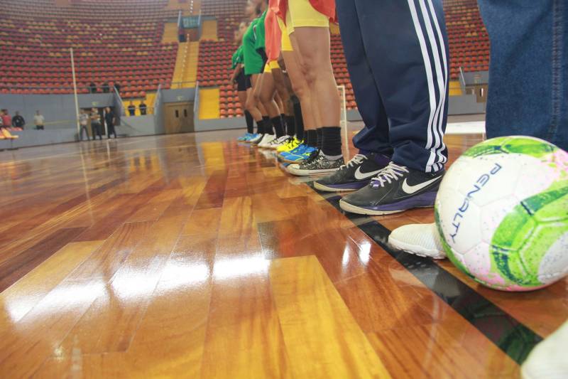 Mais de 60 adolescentes e jovens em cumprimento de medida socioeducativa no Pará conheceram as instalações da Arena Guilherme Paraense (o Mangueirinho), em Belém. O espaço recebeu os internos para o encerramento da II Olimpíada de Inverno da Socioeducação, evento criado com o objetivo de proporcionar atividades de esporte e cultura aos adolescentes em cumprimento de medida socioeducativa no Estado, além de promover o espírito esportivo e garantir maior integração entre os internos. A Arena sediou as finais do futsal feminino e masculino, além de apresentações culturais que marcaram o encerramento da atividade promovida pela Fundação de Atendimento Socioeducativo do Pará (Fasepa), por meio do Projeto Ressignificando Caminhos na Socioeducação.
FOTO: ALBERTO PASSOS / ASCOM FASEPA
DATA: 28.03.2018
BELÉM - PARÁ <div class='credito_fotos'>Foto: ALBERTO PASSOS/ ASCOM FASEPA | <a href='/midias/2018/originais/734e6ffa-40f8-4495-9fc5-c337c1aa6003.jpg' download><i class='fa-solid fa-download'></i> Download</a></div>