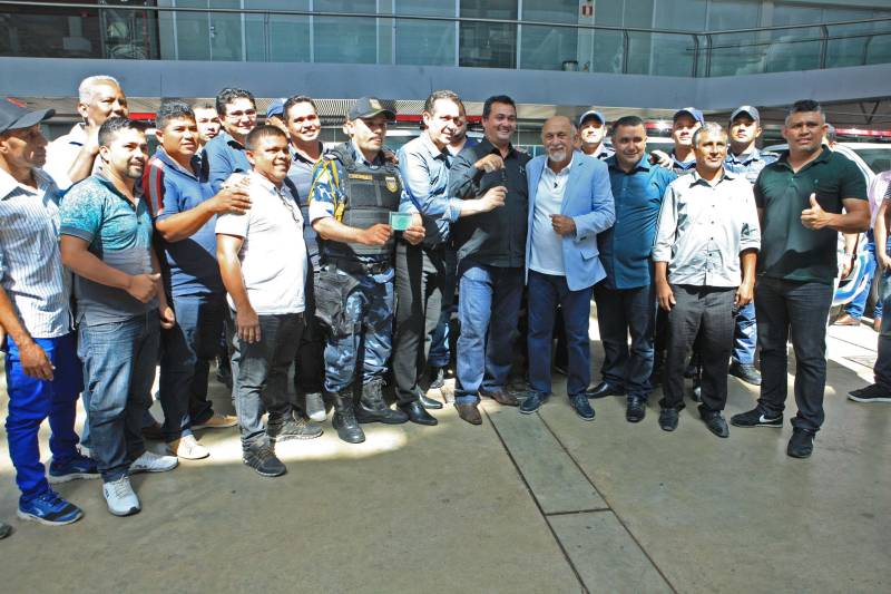 Com a entrega de mais 359 veículos, somente esta semana, o Governo do Pará reforçou a atuação da área de segurança pública em todo o Estado. Todos os veículos auxiliarão no combate a criminalidade e a manutenção da segurança em todo o território paraense. Boa parte desses veículos foi destinada diretamente para as guardas municipais, numa ação integrada com as Prefeituras, por meio da Secretaria de Segurança Pública e Defesa Social (Segup) com articulação da Secretaria de Municípios Sustentáveis, que define em conjunto com os municípios, a agenda de prioridades. A última etapa da entrega ocorreu nesta quinta-feira (5), no Hangar – Centro de Convenções da Amazônia. Na foto, o governador Simão Jatene(blazer azul) participou da entrega dos equipamentos.
FOTO: RODOLFO OLIVEIRA / AG. PARÁ
DATA: 05.07.2018
BELÉM - PARÁ <div class='credito_fotos'>Foto: Rodolfo Oliveira/Ag. Pará | <a href='/midias/2018/originais/7352fba1-6dfe-4d45-83ba-c97115e159cf.jpg' download><i class='fa-solid fa-download'></i> Download</a></div>