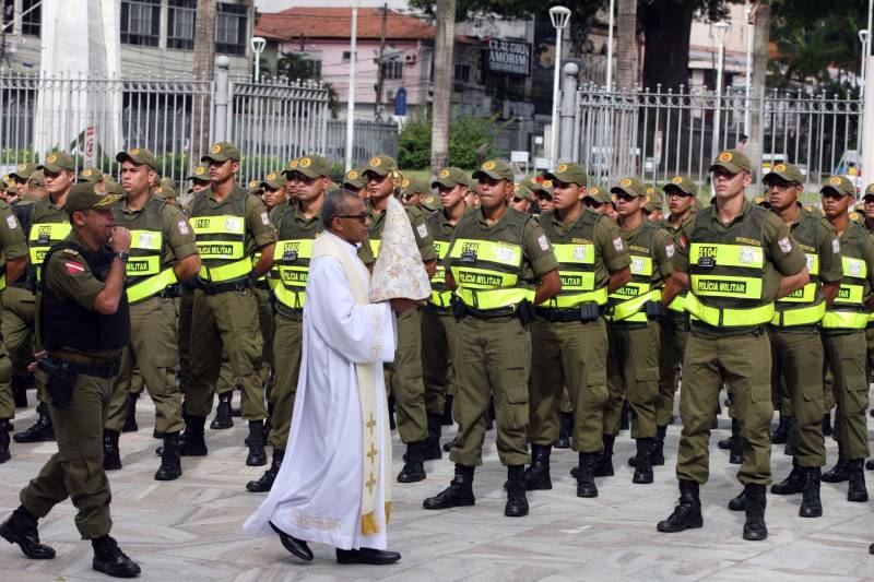 Cerca de 2 mil alunos do curso de formação de praças da Polícia Militar cumprem neste sábado (12) uma etapa importante da preparação: eles saem pela primeira vez às ruas, no estágio supervisionado, para vivenciar situações reais da carreira e, ao mesmo tempo, reforçar o policiamento ostensivo. Em Belém, cerca de 500 homens e mulheres se concentraram na Praça Santuário, em frente à Basílica de Nazaré, e saíram, em seguida, para diversos pontos da capital. A ação faz parte do pacote de medidas de combate à criminalidade e reforço da segurança pública anunciado pelo Governo do Estado.
FOTO: SIDNEY OLIVEIRA / AG. PARÁ
DATA: 12.05.2018
BELÉM - PARÁ <div class='credito_fotos'>Foto: Sidney Oliveira/Ag. Pará | <a href='/midias/2018/originais/735543af-346c-48ed-948b-8229992628b4.jpg' download><i class='fa-solid fa-download'></i> Download</a></div>