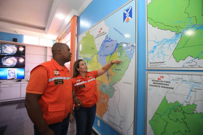 A Defesa Civil Estadual já articulou as secretarias de Estado para atender as pessoas afetadas pelos alagamentos provocados pelas fortes chuvas no município de Bragança, no nordeste do Estado. Até o momento foram contabilizadas três famílias desabrigadas e mais de três mil pessoas afetadas, principalmente na comunidade de Maranhãozinho. A prefeitura decretou estado de alerta. Uma sala de situação foi montada no município para o gerenciamento das ações que atendem às famílias. Segundo a chefe da Divisão de Apoio à Comunidade da Defesa Civil Estadual, major Ciléia Mesquita, na última segunda-feira (14), choveu aproximadamente 130 milímetros no município, o que provocou vários pontos de alagamento. Foi quando a coordenadoria municipal solicitou apoio da Defesa Estadual que imediatamente enviou técnicos ao local, e instalou a sala de situação na sede da Prefeitura de Bragança.
FOTO: RODOLFO OLIVEIRA / AG. PARÁ
DATA: 18.05.2018
BELÉM - PARÁ <div class='credito_fotos'>Foto: Rodolfo Oliveira/Ag. Pará | <a href='/midias/2018/originais/7359e6d1-f36d-466e-a899-cdf7e76f1508.jpg' download><i class='fa-solid fa-download'></i> Download</a></div>