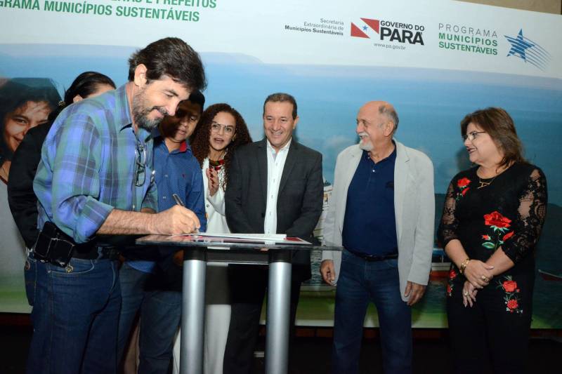 Durante o encerramento da terceira reunião do Fórum Permanente de Prefeitos e Prefeitas dos Municípios Sustentáveis, no Hangar Centro de Convenções, foram assinados convênios com prefeituras do interior para execução de obras de construção, ampliação e reforma de escolas em diversos municípios. Foram oficializadas também as Ordens de Serviços de 15 obras de reforma e ampliação de escolas em Belém e outros municípios do interior, financiadas pelo Banco Interamericano de Desenvolvimento (BID). No conjunto, essas obras representam investimento de mais de 50 milhões de reais.´As obras vão beneficiar, ao todo, mais de 21 mil estudantes. Para a secretária de Educação, Ana Claudia Serruya Hage, a estrutura física das escolas é um dos fatores que mais repercute na motivação e desempenho dos alunos. “Hoje, o Governo do Estado faz essas parcerias para melhorar a estrutura das escolas e, com isso, resgata o sentido do Pacto pela Educação, que preconiza que todos devemos nos responsabilizar pela Educação”, destacou. Na foto, Prefeito de Ourilândia - ROMILDO VELOSO E SILVA.
FOTO: ELISEU DIAS / ASCOM SEDUC
DATA: 08.02.2018
BELÉM - PARÁ <div class='credito_fotos'>Foto: Eliseu Dias / Ascom Seduc | <a href='/midias/2018/originais/73629f6d-4769-4837-852e-8ca83a54f025.jpg' download><i class='fa-solid fa-download'></i> Download</a></div>