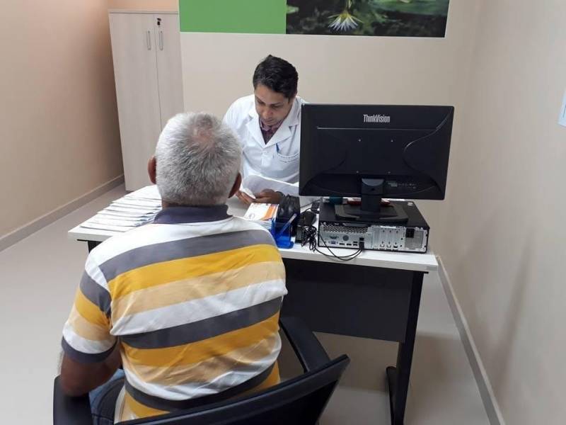 Inaugurado no dia 28 de setembro deste ano, o Hospital Geral de Ipixuna (HGI, na foto), está em pleno funcionamento. Seus usuários podem dispor de consultas ambulatoriais em cardiologia, infectologia clínica médica e cirúrgica, além de agendamento de exames complementares, cirurgias eletivas, internações e o pronto-atendimento 24h, que gerou o significativo índice de 99% de satisfação do usuário. O HGI, no nordeste paraense, oferece assistência de baixa e média complexidade aos usuários do Sistema Único de Saúde (SUS) de 23 municípios da região do Capim, o equivalente a uma população estimada de 800 mil habitantes. É importante ressaltar que, por se tratar de um hospital referenciado, o HGI atende apenas pacientes regulados, ou seja, encaminhados ao município através do sistema de regulação do Estado. Com apenas 47 dias de funcionamento a equipe multiprofissional do HGI garantiu o 196 atendimentos ambulatoriais, uma internação, uma cirurgia e 10 atendimentos no setor de pronto Atendimento que funciona 24h ininterruptas.

FOTO: ASCOM / HGI
DATA: 07.12.2018
IPIXUNA - PARÁ <div class='credito_fotos'>Foto: ASCOM HGI   |   <a href='/midias/2018/originais/7364884a-6cc9-4287-a6d8-33d8916e1dbe.jpg' download><i class='fa-solid fa-download'></i> Download</a></div>