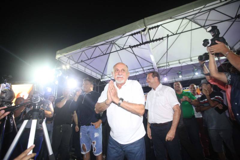 O Governo do Estado entregou, na tarde desta quinta-feira (05), 08 pick-ups e 08 SUVs e mais duas lanchas transatlânticas que irão reforçar a segurança pública nos municípios de Braganca, Capanema, Curuçá e Capanema, no nordeste do Estado e Parauapebas e Marabá na região Sudeste e Breves, no Marajó. O governo também entregou 50 ambulâncias que irão fortalecer a saúde básica nestes municípios. Os equipamentos foram adquiridos através de recursos provenientes de emendas parlamentares do deputado Wladimir Costa. O evento contou com a presença do governador Simão Jatene (foto), do secretário de Segurança e Defesa Social, Luis Fernandes, do secretário de Saúde Pública Vitor Matheus , prefeitos e outros representantes dos municípios. As viaturas foram repassadas aos municípios dentro do Plano de Ações Imediatas em Segurança Pública que foi elaborado em fevereiro deste ano e que tem , entre outras ações , o reforço das guardas municipais.
FOTO: THIAGO GOMES / AG. PARÁ
DATA: 04.07.2018
BELÉM - PARÁ <div class='credito_fotos'>Foto: Thiago Gomes /Ag. Pará | <a href='/midias/2018/originais/736c6bc9-cc60-4967-9db2-64bf4de77484.jpg' download><i class='fa-solid fa-download'></i> Download</a></div>