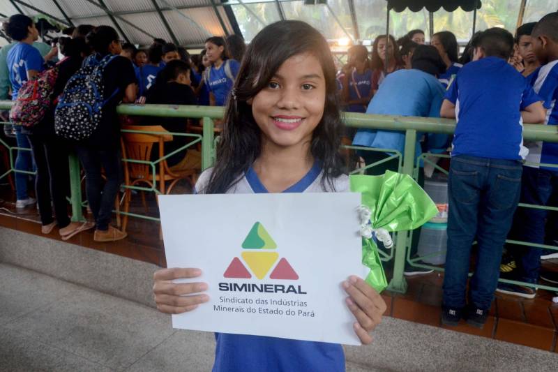 Com o tema “Conexões: somos uma só rede”, o 7º Concurso de Redação da Mineração anunciou, nesta quarta-feira (6), os alunos da rede estadual vencedores. O concurso é uma realização da Secretaria de Estado de Educação (Seduc) e Sindicato das Indústrias Minerais do Estado do Pará (Simineral). O concurso premiou as melhores redações com tablets, notebooks e vale-livros. Ao todo, participaram 1.387 alunos do 6º ao 9º ano do Ensino Fundamental Regular, Educação de Jovens e Adultos e Profissionalizante, e do Ensino Médio Regular e Sistema Modular de Ensino regularmente matriculados na rede estadual no ano letivo de 2018. Professores-orientadores dos alunos e as escolas que conquistaram o primeiro lugar receberam um tablet e projetor multimídia, respectivamente.
FOTO: RAI PONTES / SECOM SEDUC
DATA: 06.06.2018
BELÉM - PARÁ <div class='credito_fotos'>Foto: Rai Pontes/Ascom Seduc | <a href='/midias/2018/originais/736fc393-0145-4fb8-a3ba-78aebcf11530.jpg' download><i class='fa-solid fa-download'></i> Download</a></div>