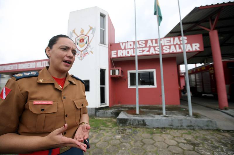 Fundado em dezembro de 2002, o 27° Grupamento de Bombeiros Militar (GBM) comemora 16 anos no próximo dia 12 de abril com uma programação que começa já nesta sexta-feira, 6, destinada a reforçar os vínculos com a comunidade. Localizado na Rodovia Transmangueirão, às proximidades do Estádio Olímpico Edgar Proença, o batalhão faz parte de um complexo integrado de segurança pública. Na foto, a major Gabriela Contente, subcomandante do 27º GBM.
FOTO: SIDNEY OLIVEIRA / AG. PARÁ
DATA: 05.04.2018
BELÉM - PARÁ <div class='credito_fotos'>Foto: Sidney Oliveira/Ag. Pará | <a href='/midias/2018/originais/7373b095-4fd7-4ae4-8c4a-5f1448893a49.jpg' download><i class='fa-solid fa-download'></i> Download</a></div>