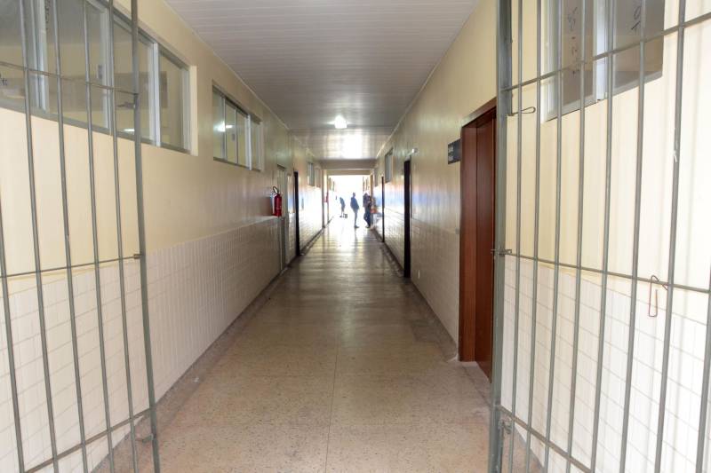 Mais de 600 estudantes contam com um espaço moderno e totalmente revitalizado, com a entrega da Escola de Ensino Médio Salomão Matos (foto), em Salvaterra, no Arquipélago do Marajó. A unidade passou por obras de reforma e ampliação e recebeu, nesta terça-feira (4), a visita da secretária estadual de Educação, Ana Claudia Serruya Hage. “A entrega desta escola é um avanço muito grande, principalmente no termo de infraestrutura. Estamos deixando uma planilha com 142 escolas para próxima gestão entregar em 2019”, destacou a titular da Seduc.

FOTO: FERNANDO NOBRE / ASCOM SEDUC
DATA: 04.12.2018
SALVATERRA - PARÁ <div class='credito_fotos'>Foto: FERNANDO NOBRE/ASCOM SEDUC   |   <a href='/midias/2018/originais/73760bf2-e329-43a5-bf45-d63f715bf12f.jpg' download><i class='fa-solid fa-download'></i> Download</a></div>