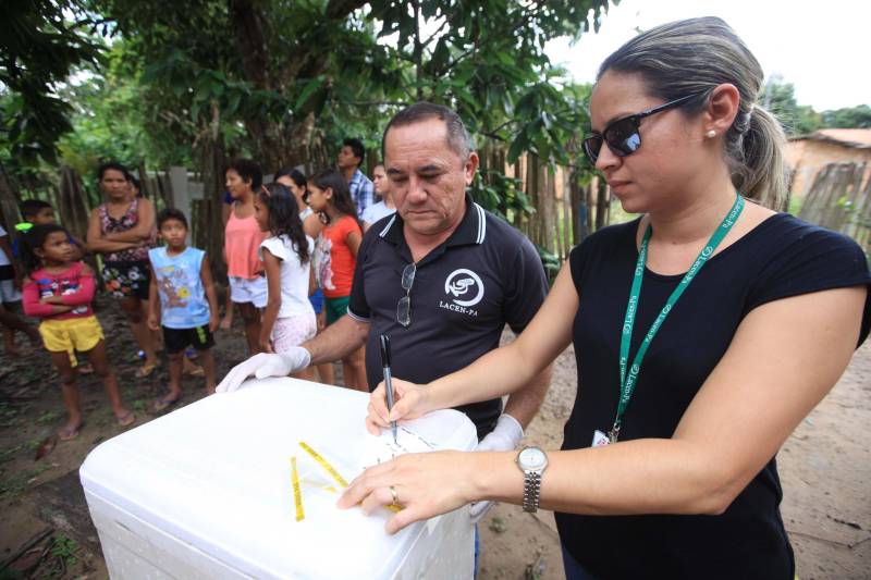As ações do governo do Estado são imediatas no município de Barcarena, mais especificamente nas comunidades Bom Futuro e Vila Nova, localizadas na área das bacias de rejeitos da Hydro. A primeira medida é a coleta da água dos poços artesianos, para verificar se está própria para o consumo humano. Nesta sexta-feira (23), técnicos do Laboratório Central do Estado (Lacen) começaram o trabalho, que faz parte do conjunto de ações do grupo de trabalho montado pelo governo depois que o Instituto Evandro Chagas confirmou a contaminação da área.
FOTO: MÁCIO FERREIRA / AG. PARÁ
DATA: 23.02.2018
BARCARENA - PARÁ <div class='credito_fotos'>Foto: MÁCIO FERREIRA/ AG. PARÁ | <a href='/midias/2018/originais/7379af21-df9f-42c9-a28b-c283fcc447fc.jpg' download><i class='fa-solid fa-download'></i> Download</a></div>