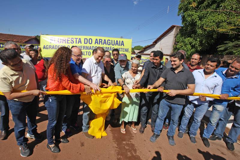 Há 35 anos a dona de casa Guardiana Feitosa é moradora da Rua 15 de Novembro, em Floresta do Araguaia, sul do Pará. Há pelo menos cinco deles não colocava as cadeiras em frente de casa para um bate papo de final de tarde. "Era lama no inverno e poeira no verão, não dava pra ficar aqui na frente", diz Guardiana. "Agora o asfalto chegou, mudou tudo". A 15 de Novembro é uma das mais importantes ruas de Floresta do Araguaia. Abriga três igrejas, três escolas e creches e cerca de 30 pontos comerciais. Cerca de quinhentos moradores vivem ali. O Asfalto na Cidade, programa do Governo do estado que tem como principal objetivo ampliar a mobilidade e acessibilidade nas áreas urbanas do Estado, chegou à Floresta do Araguaia asfaltando a Rua 15 de Novembro e outras seis vias próximas, num total de três quilômetros de asfalto de qualidade superior, além de meio fio. O governador Simão Jatene (foto) foi à Floresta do Araguaia entregar as obras à comunidade. Com ele, estavam o senador Flexa Ribeiro (PSDB/PA); a secretária Extraordinária de Municípios Sustentáveis; Izabela Jatene, o presidente da Assembleia Legislativa do estado, deputado Márcio Miranda; os deputados Cilene Couto e Celso Sabino e o ex-governador Carlos Santos.
FOTO: ANTÔNIO SILVA / AG. PARÁ
DATA: 25.06.2018
FLORESTA DO ARAGUAIA - PARÁ <div class='credito_fotos'>Foto: Antônio Silva/Ag. Pará | <a href='/midias/2018/originais/737a9f2c-1885-4a03-9974-1ea0b72561f5.jpg' download><i class='fa-solid fa-download'></i> Download</a></div>
