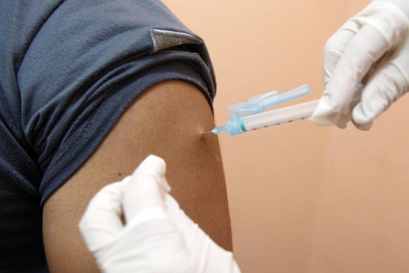 Cerca de 219 internos custodiados na Central de Triagem da Cremação (CTCREMA), em Belém, receberão a vacina contra a gripe H1N1 (foto), a partir desta sexta-feira (4). Os detentos e funcionários do sistema prisional fazem parte do público-prioritário da campanha de vacinação do Ministério da Saúde (MS), juntamente com as crianças a partir dos seis meses e menores de cinco anos, idosos acima de 60 anos, trabalhadores da saúde, povos indígenas, gestantes e mulheres com até 45 dias após o parto.
FOTO: AKIRA ONUMA / ASCOM SUSIPE
DATA: 04.05.2018
BELÉM - PARÁ <div class='credito_fotos'>Foto: Akira Onuma / Ascom Susipe | <a href='/midias/2018/originais/737ff9bf-2a97-4aeb-81ff-121442ccc8eb.jpg' download><i class='fa-solid fa-download'></i> Download</a></div>