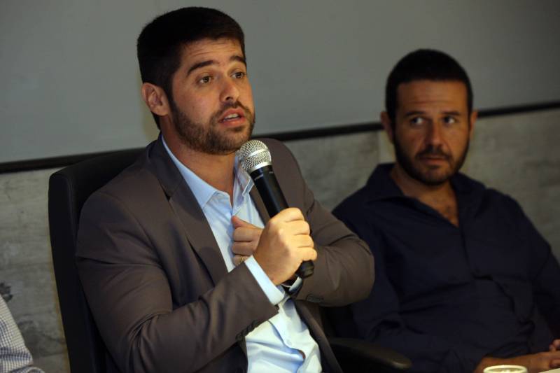 Jornalistas, influenciadores digitais e membros da sociedade civil organizada participaram, nesta quinta-feira (15), da visita guiada ao Parque Estadual do Utinga (Peut) que será inaugurado na sexta-feira (16), às 16h30. Os convidados foram recebidos pelo secretário estadual de Cultura, o arquiteto Paulo Chaves; pelo presidente do Ideflor-bio, Thiago Novaes (foto); pelo gerente do Peut, Julio Meyer; pelo secretário de comunicação, Daniel Nardin e pelo representante da diretoria da Unidade de Conservação do Parque, Wendel Andrade. O evento começou às 9h com a apresentação das melhorias feitas no espaço durante as obras, dos serviços que funcionarão no local e de algumas normas de utilização desse novo equipamento.
FOTO: SIDNEY OLIVEIRA / AG. PARÁ
DATA: 15.03.2018
BELÉM - PARÁ <div class='credito_fotos'>Foto: Sidney Oliveira/Ag. Pará | <a href='/midias/2018/originais/73806fd5-2553-48d4-ac0c-294ae58a3769.jpg' download><i class='fa-solid fa-download'></i> Download</a></div>