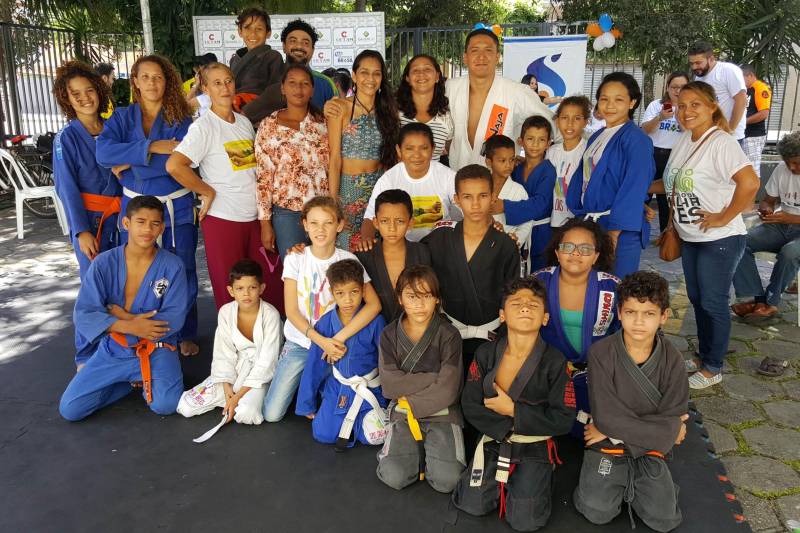 A abertura da Campanha da Copa, promovida pela Fundação Centro de Hemoterapia e Hematologia do Pará (Hemopa), neste sábado (9), foi marcada por alegria, descontração, apresentação cultural, comemoração de aniversário, prestação de serviços de saúde e até demonstração de jiu-jitsu. Na foto, o projeto “Construindo o amanhã”, enquadra-se no perfil do projeto “Doador do Futuro”, desenvolvido pelo hemocentro desde 1994.
FOTO: ASCOM HEMOPA
DATA: 09.06.2018
BELÉM - PARÁ <div class='credito_fotos'>Foto: Ascom Hemopa | <a href='/midias/2018/originais/73818390-b1ff-444f-a417-07efaecac6dd.jpg' download><i class='fa-solid fa-download'></i> Download</a></div>