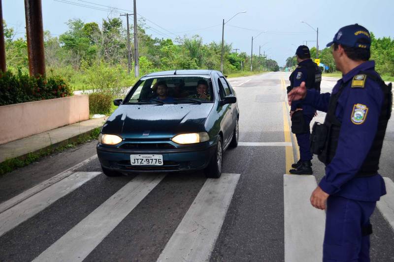 Quem decidiu comemorar o Dia das Mães na Ilha de Mosqueiro, distrito de Belém, também será beneficiado pela Operação Pórtico, realizada neste sábado (12) e no domingo (13), pela Polícia Militar, Guarda Municipal de Belém e Conselho Tutelar, com o objetivo de fiscalizar crianças desacompanhadas e combater o tráfico de drogas e a circulação de veículos irregulares e de armamentos na ilha.
FOTO: ELIELSON MODESTO / ASCOM SEGUP
DATA: 12.05.2018
MOSQUEIRO - PARÁ <div class='credito_fotos'>Foto: Elielson Modesto / Ascom Segup | <a href='/midias/2018/originais/7383cd6f-92fe-49cd-9cf3-36e93642c3d7.jpg' download><i class='fa-solid fa-download'></i> Download</a></div>
