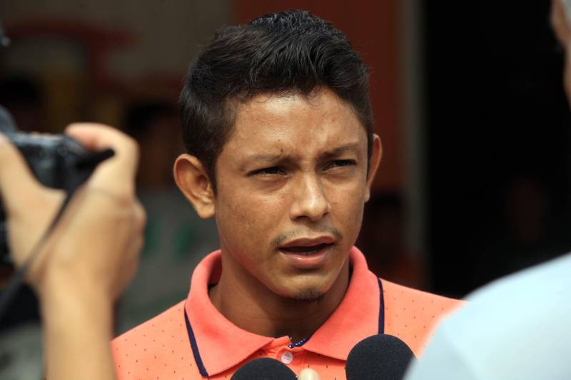 O produtor rural Nilson Corrêa da Silva (foto), 23 anos, mora na comunidade Santo Ezequiel Moreno e produz alimentos em 700 hectares de terra na agrovila Acutipereira, no município de Portel, no arquipélago do Marajó. Mesmo morando e produzindo alimentos na comunidade, ele não possuía título de propriedade de terra. Para beneficiar produtores como Nilson, o governador Simão Jatene entregou, na manhã desta sexta-feira (23), títulos coletivos que beneficiaram mais de mil famílias. Os títulos também beneficiaram comunidades remanescentes de quilombos e povos tradicionais do município marajoara. O Pará foi o Estado que mais titulou áreas em prol dos remanescentes de quilombos no Brasil. Das 170 comunidades tituladas no país, 62 estão no Pará, sendo que destas 53 foram tituladas pelo Instituto de Terras do Pará (Iterpa).

FOTO: MÁCIO FERREIRA / AG. PARÁ
DATA: 23.03.2018
PORTEL - PARÁ <div class='credito_fotos'>Foto: MÁCIO FERREIRA/ AG. PARÁ   |   <a href='/midias/2018/originais/7389d51f-03e2-4abc-ad99-54e79127d2a2.jpg' download><i class='fa-solid fa-download'></i> Download</a></div>