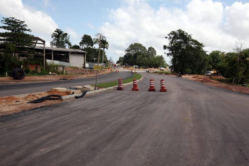 Manoel foi um dos vários moradores da região a abordar o governador Simão Jatene, durante uma visita nesta quarta-feira, 7, às obras de ampliação da Avenida João Paulo II. Acompanhado de engenheiros e técnicos do Núcleo de Gerenciamento de Transporte Metropolitano (NGTM) do governo do estado, Jatene foi conferir o andamento das obras. Durante a visita, conversou com moradores, ouviu elogios e reivindicações.
FOTO: ANTÔNIO SILVA / AG. PARÁ
DATA: 07.03.2018
BELÉM - PARÁ <div class='credito_fotos'>Foto: ANTONIO SILVA / AG. PARÁ | <a href='/midias/2018/originais/738c359b-3df7-4efa-8fbf-35a4df04cf9a.jpg' download><i class='fa-solid fa-download'></i> Download</a></div>
