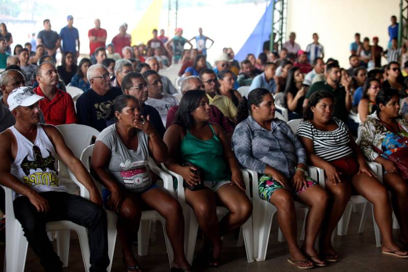 O Governo do Estado entregou (foto) na tarde desta sexta-feira (29), a ordem de serviço para a pavimentação de três quilômetros de vias no munícipio de Bonito, no Nordeste do Estado. O documento foi entregue pelo chefe do Núcleo de Governo, José Megale. O investimento na ordem de R$ 1,3 milhão faz parte dos esforços do Governo do Estado em levar mais qualidade de vida à população. A assinatura contou com a participação do presidente da Assembleia Legislativa do Estado (Alepa), deputado Márcio Miranda, e do deputado Milton Campos, que também entregou as chaves de uma retroescavadeira adquirida através de emenda parlamentar.
FOTO: SIDNEY OLIVEIRA / AG. PARÁ
DATA: 29.06.2018
BONITO - PARÁ <div class='credito_fotos'>Foto: Sidney Oliveira/Ag. Pará | <a href='/midias/2018/originais/7391c18b-a6a2-4d8e-8ac0-ac20b3530a9c.jpg' download><i class='fa-solid fa-download'></i> Download</a></div>