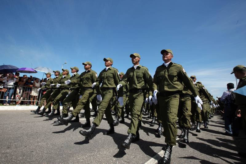 A cerimônia de formatura dos novos praças da Polícia Militar ocorreu na manhã desta segunda-feira (9), simultaneamente, em Belém e outros seis municípios paraenses: Santa Izabel, Castanhal, Barcarena, Capanema, Bragança e Tucuruí. Em Parauapebas, Marabá, Breves, Soure e Conceição do Araguaia, a formatura será celebrada na quinta-feira, dia 12. Na sexta-feira, dia 13, é a vez de Santarém, Altamira, Paragominas e Itaituba. O governador Simão Jatene presidiu a cerimônia de formatura no Portal da Amazônia, bairro da Cidade Velha, em Belém. Milhares de familiares dos formandos lotaram o espaço para entregar aos novos policiais militares seus diplomas de conclusão de curso.
FOTO: SIDNEY OLIVEIRA / AG. PARÁ
DATA: 09.07.2018
BELÉM - PARÁ <div class='credito_fotos'>Foto: Sidney Oliveira/Ag. Pará | <a href='/midias/2018/originais/7394ab9f-7194-42ab-a6c8-77a9a6c5cffe.jpg' download><i class='fa-solid fa-download'></i> Download</a></div>