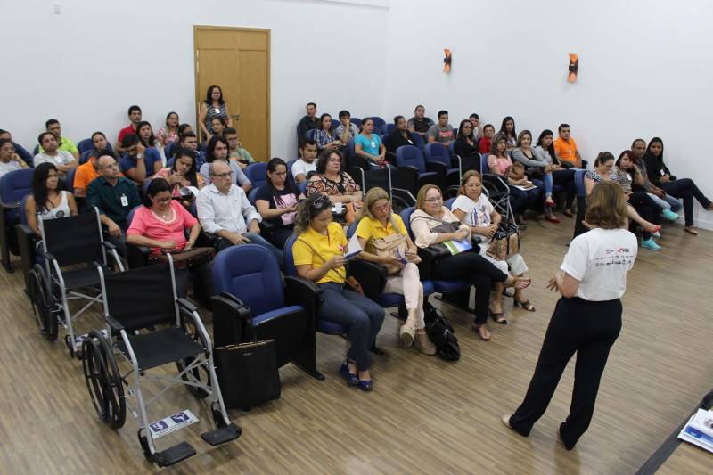 Apresentar o Plano Estadual de Ações Integradas para a Pessoa com Deficiência – Existir, que o Estado desenvolve para as pessoas com deficiência, foi o objetivo principal do encontro realizado na tarde desta quarta-feira (16), no auditório do Centro Integrado de Inclusão e Reabilitação (CIIR), em Belém. Cerca de 40 funcionários da instituição participaram do evento. Prestes a ser inaugurado, os cerca de 300 trabalhadores, diretos e indiretos, passam por treinamento para atender com excelência os usuários dos serviços que serão prestados. No CIIR vai funcionar um Centro Especializado em Reabilitação (CER IV) para usuários com deficiência auditiva, física, intelectual e visual; uma oficina ortopédica e um Centro de Especialidades Odontológicas (CEO II). A obra, orçada em mais de R$ 32 milhões, com recursos do Tesouro estadual, faz parte das ações do Governo do Pará destinadas a ampliar serviços já oferecidos pela Secretaria de Estado de Saúde Pública (Sespa). O Centro será administrado em parceria com o Instituto Nacional de Desenvolvimento Social e Humano (INDSH).
FOTO: ERIKA TORRES / ASCOM NAC
DATA: 16.05.2018
BELÉM - PARÁ <div class='credito_fotos'>Foto: ERIKA TORRES / ASCOM NAC | <a href='/midias/2018/originais/739a5f23-1070-438c-b491-91a02e960ba0.jpg' download><i class='fa-solid fa-download'></i> Download</a></div>
