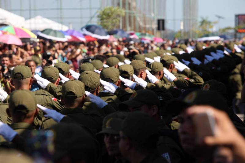A cerimônia de formatura dos novos praças da Polícia Militar ocorreu na manhã desta segunda-feira (9), simultaneamente, em Belém e outros seis municípios paraenses: Santa Izabel, Castanhal, Barcarena, Capanema, Bragança e Tucuruí. Em Parauapebas, Marabá, Breves, Soure e Conceição do Araguaia, a formatura será celebrada na quinta-feira, dia 12. Na sexta-feira, dia 13, é a vez de Santarém, Altamira, Paragominas e Itaituba. O governador Simão Jatene presidiu a cerimônia de formatura no Portal da Amazônia, bairro da Cidade Velha, em Belém. Milhares de familiares dos formandos lotaram o espaço para entregar aos novos policiais militares seus diplomas de conclusão de curso.
FOTO: SIDNEY OLIVEIRA / AG. PARÁ
DATA: 09.07.2018
BELÉM - PARÁ <div class='credito_fotos'>Foto: Sidney Oliveira/Ag. Pará | <a href='/midias/2018/originais/73a7083c-bb14-4993-8547-813b1758e767.jpg' download><i class='fa-solid fa-download'></i> Download</a></div>