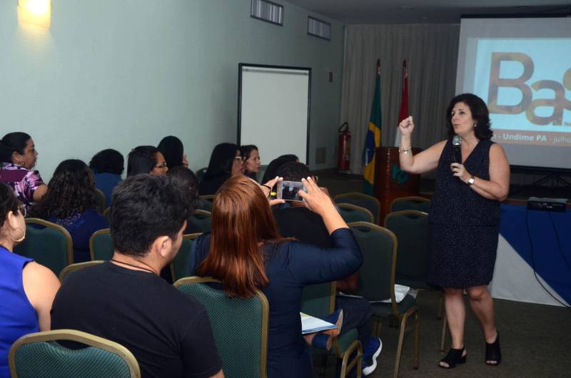 Dirigentes de instituições de ensino da rede pública participaram, nesta quinta-feira (5), do Fórum Extraordinário da União Nacional dos Dirigentes Municipais de Educação (UNDIME), em Belém. Na foto, a palestrante Cleuza Repulho, da Fundação Lemann.
FOTO: ELISEU DIAS / ASCOM SEDUC
DATA: 05.07.2018
BELÉM - PARÁ <div class='credito_fotos'>Foto: Eliseu Dias / Ascom Seduc | <a href='/midias/2018/originais/73ab2e94-ca41-4e8c-bf8d-7e7beef32a0f.jpg' download><i class='fa-solid fa-download'></i> Download</a></div>