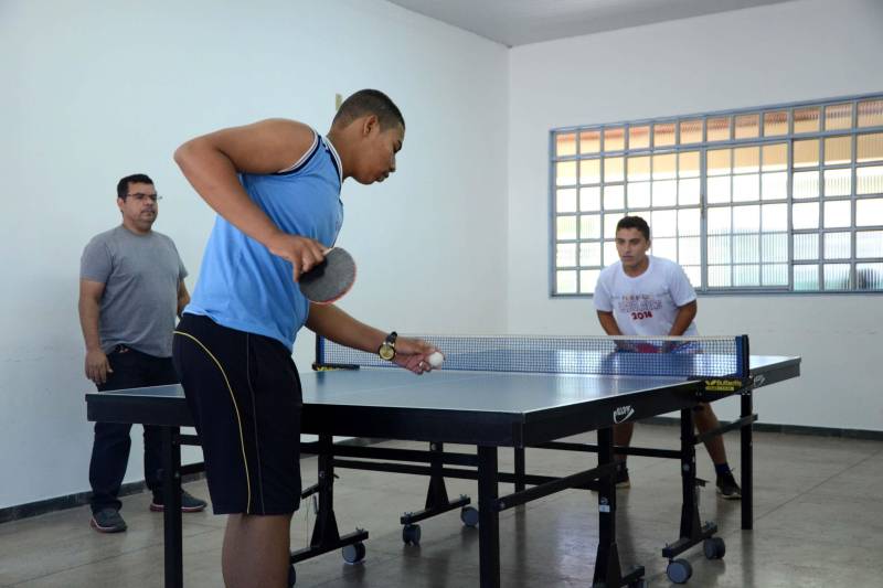 A programação das oficinas, enfatizando também a importância do futebol de 7 e do basquete em cadeira de rodas, destacou o papel da atividade física adaptada na promoção da qualidade de vida e melhoria do desenvolvimento biopsicossocial de pessoas com deficiência. O Núcleo de Esporte e Lazer oferta atualmente oito modalidades adaptadas: atletismo, bocha, goalball, futebol de 5, futebol de 7, natação, tênis em cadeira de rodas e tênis de mesa (foto).
FOTO: FERNANDO NOBRE / ASCOM SEDUC
DATA: 29.06.2018
MARABÁ - PARÁ <div class='credito_fotos'>Foto: FERNANDO NOBRE/ASCOM SEDUC | <a href='/midias/2018/originais/73b6b3e0-8c8d-40be-b3f0-f0f647df6105.jpg' download><i class='fa-solid fa-download'></i> Download</a></div>