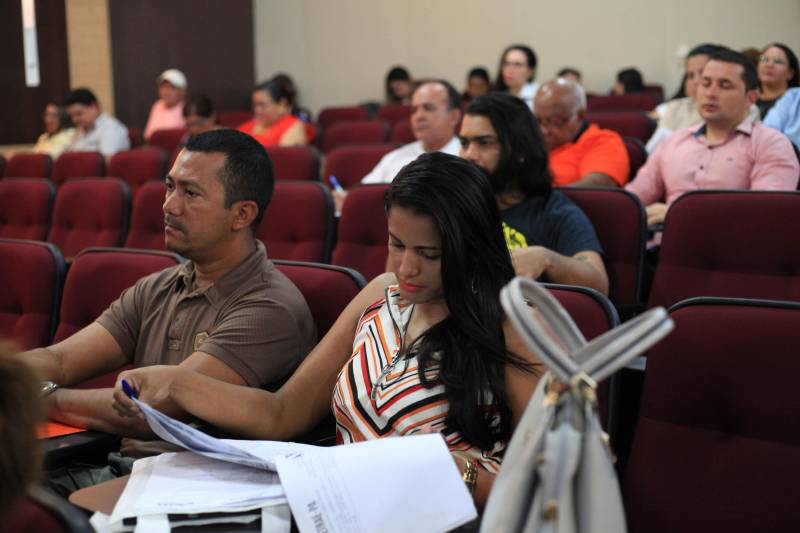 O segundo dia da Oficina de Trabalho da Comissão Estadual de Erradicação ao Trabalho Escravo (Coetrae) ocorreu na manhã desta quinta-feira, 26, no Auditório Aluysio Chaves, no Tribunal Regional do Trabalho da 8° Região, em Belém
FOTO: WAGNER ALMEIDA / ASCOM SEJUDH
DATA: 26.04.2018
BELÉM - PARÁ <div class='credito_fotos'>Foto: Wagner Almeida/ Ascom Sejudh | <a href='/midias/2018/originais/73c147d7-0706-448a-89fd-e001c311e7f3.jpg' download><i class='fa-solid fa-download'></i> Download</a></div>