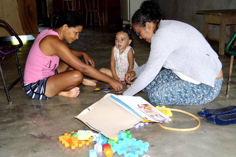 Promover o desenvolvimento integral das crianças na primeira infância nas diversas regiões do Pará. É com este objetivo que a Secretaria de Estado de Assistência Social, Trabalho, Emprego e Renda (Seaster) levou para o município de São Félix do Xingu a oficina de capacitação para Supervisores e Visitadores do Programa Criança Feliz, no período de 09 a 16 de abril. A ação, que contou com o apoio da Secretaria Municipal de Trabalho e Promoção Social (Semtemps), de São Félix do Xingu, fez parte da programação da 6ª Semana dos Povos Indígenas.
FOTO: ASCOM SEASTER
DATA: 16.04.2018
SÃO FÉLIX DO XINGU - PARÁ <div class='credito_fotos'>Foto: Ascom Seaster | <a href='/midias/2018/originais/73c3ddbd-6902-4d6c-a5eb-d3980761ec3b.jpg' download><i class='fa-solid fa-download'></i> Download</a></div>