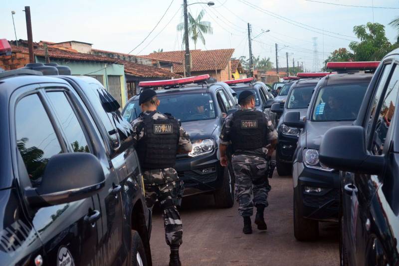 A Secretaria de Estado de Segurança Pública e Defesa Social (Segup) deflagrou nas primeiras horas da manhã desta quinta-feira (29), a operação Templários, que resultou na prisão de 10 pessoas e apreensão de mais de 300 petecas de cocaína, cerca de 500 gramas de pasta base de cocaína, aproximadamente 50 gramas de maconha (do tipo limãozinho) e um revólver calibre 38. O trabalho contou com o apoio das Polícias Civil e Militar.

FOTO: ELIELSON MODESTO/ASCOM SEGUP
DATA: 29.11.2018
ANANINDEUA-PARÁ <div class='credito_fotos'>Foto: Elielson Modesto / Ascom Segup   |   <a href='/midias/2018/originais/73c5c56a-4481-44c2-a3dc-2a473dfc0845.jpg' download><i class='fa-solid fa-download'></i> Download</a></div>