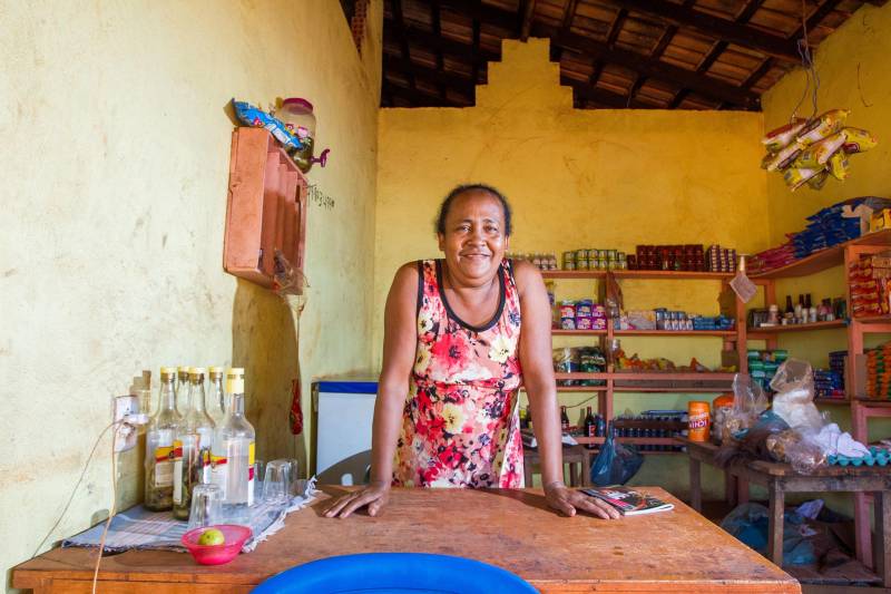 Aos poucos, a paisagem de Serra Pelada – que já foi o maior garimpo a céu aberto do planeta e hoje é distrito de Curionópolis, município do sudeste paraense - começa a se modificar. A poeira intensa, típica de estradas de chão, vai paulatinamente dando lugar à camada de asfalto, que pela primeira vez chega a Curiónópolis, conhecido mundialmente pela corrida do ouro e pelo formigueiro humano nos anos 1980, eternizado pelo olhar do fotógrafo Sebastião Salgado. O ouro não é mais explorado na região, mas Serra Pelada ainda é uma cidade de garimpeiros. São eles que residem e povoam as ruas, que parecem ter parado no tempo. Foram esses trabalhadores que fizeram a localidade crescer, que formaram famílias e criaram filhos nascidos no local, fincando raízes, criando identidade, sonhando com a volta da exploração do ouro, cada vez mais distante. Mas até esse cenário vem se transformando. Na foto, a comerciante Rosilda Vieira da Silva. 

FOTO: ASCOM / PREFEITURA DE CURIONÓPOLIS
DATA: 08.06.2018
CURIONÓPOLIS - PARÁ <div class='credito_fotos'>Foto: ASCOM / PREFEITURA DE CURIONÓPOLIS   |   <a href='/midias/2018/originais/73cd8c39-ed9e-45ca-9f4e-cc7c4795f79f.jpg' download><i class='fa-solid fa-download'></i> Download</a></div>