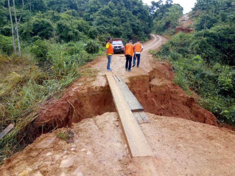 Nesta sexta-feira, 23, uma equipe da Defesa Civil do Pará se deslocou de Marabá rumo ao município de Itupiranga, na região sudeste do estado. Por conta do período chuvoso, 15 pontes da cidade apresentaram sérios problemas. Além disso, 300 pessoas estão desalojadas e 100 desabrigadas. Para auxiliar no atendimento dessas famílias, a Defesa Civil de Itupiranga solicitou ajuda da Coordenadoria Estadual de Defesa Civil. O subcomandante do 5º Grupamento Bombeiro Militar, Major Paulo César Vaz, ressaltou que esta é a segunda avaliação feita no município. “Enviamos a mesma equipe que esteve em Itupiranga, no dia 16 de fevereiro, para uma nova avaliação e dar o suporte necessário à Defesa Civil municipal no sentido de preencher o sistema S2iD (Sistema Integrado de Informações sobre Desastres do Governo Federal), o que vai subsidiar a prefeitura para decretar situação de emergência no município, e assim, consiga atender as demandas emergenciais”, explicou.
FOTO: ASCOM / DEFESA CIVIL
DATA: 23.02.2018
ITUPIRANGA - PARÁ <div class='credito_fotos'>Foto: ASCOM / DEFESA CIVIL | <a href='/midias/2018/originais/73d70587-582a-43ae-a9d8-fa1f9d5736ef.jpg' download><i class='fa-solid fa-download'></i> Download</a></div>