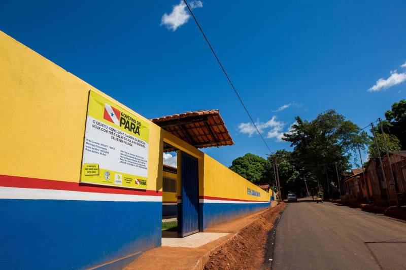 Aos poucos, a paisagem de Serra Pelada – que já foi o maior garimpo a céu aberto do planeta e hoje é distrito de Curionópolis, município do sudeste paraense - começa a se modificar. A poeira intensa, típica de estradas de chão, vai paulatinamente dando lugar à camada de asfalto, que pela primeira vez chega a Curiónópolis, conhecido mundialmente pela corrida do ouro e pelo formigueiro humano nos anos 1980, eternizado pelo olhar do fotógrafo Sebastião Salgado. O ouro não é mais explorado na região, mas Serra Pelada ainda é uma cidade de garimpeiros. São eles que residem e povoam as ruas, que parecem ter parado no tempo. Foram esses trabalhadores que fizeram a localidade crescer, que formaram famílias e criaram filhos nascidos no local, fincando raízes, criando identidade, sonhando com a volta da exploração do ouro, cada vez mais distante. Mas até esse cenário vem se transformando. Na foto, Escola Estadual de Ensino Médio Joaquina Diamantina.

FOTO: ASCOM / PREFEITURA DE CURIONÓPOLIS
DATA: 08.06.2018
CURIONÓPOLIS - PARÁ <div class='credito_fotos'>Foto: ASCOM / PREFEITURA DE CURIONÓPOLIS   |   <a href='/midias/2018/originais/73e16518-fb4b-4a71-a2b2-afc570a3eb9e.jpg' download><i class='fa-solid fa-download'></i> Download</a></div>