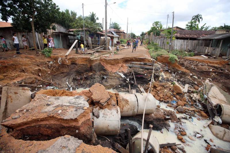 O Governador do Pará, Simão Jatene (foto), esteve durante esta sexta-feira (13) no município de Paragominas. Além de visitar as áreas afetadas pela enxurrada que ocorreu na madrugada da quinta-feira (12), ele conversou com moradores atingidos, reuniu com autoridades municipais, secretários de estado, com o Corpo de Bombeiros e a Defesa Civil para traçar as metas e ações a serem cumpridas para restabelecer a normalidade na cidade. A forte enxurrada, que durou toda a madrugada, alagou cerca de 40% da cidade e atingiu 350 famílias. Até o momento, 13 locais foram adequados para funcionar como abrigo, entre escolas, associações, ginásios, entre outros, para receber desabrigados e desalojados.

FOTO: SIDNEY OLIVEIRA / AG. PARÁ
DATA: 13.04.2018
PARAGOMINAS - PARÁ <div class='credito_fotos'>Foto: Sidney Oliveira/Ag. Pará   |   <a href='/midias/2018/originais/740626db-1cab-4a2e-b5c2-465f6e2ae7f0.jpg' download><i class='fa-solid fa-download'></i> Download</a></div>