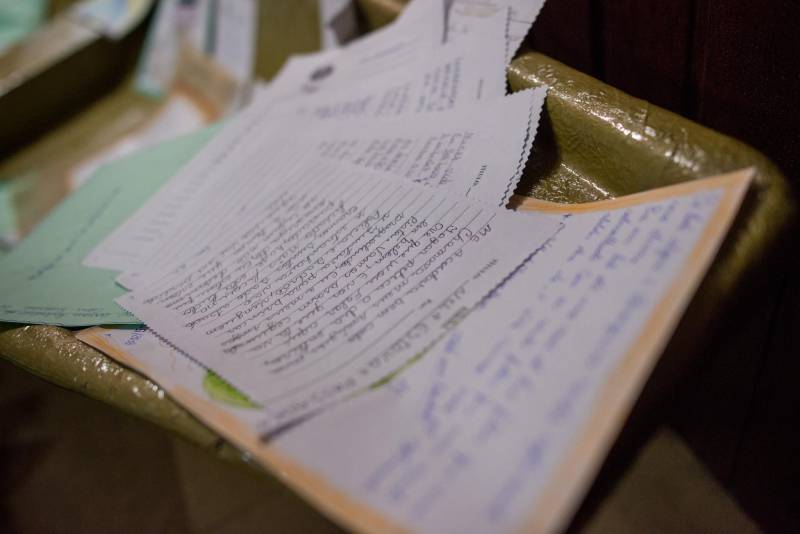 João*, de 17 anos, é natural de Bragança, nordeste do Pará. Há sete meses cumpre medida socioeducativa em uma unidade de internação do Estado após cometer um ato infracional no município onde reside. Mas na manhã desta terça-feira (5), em Belém, pôde vivenciar uma experiência inédita: participou de um espetáculo de teatro (foto) diante de dezenas de pessoas que se reuniram no Teatro Margarida Schivasappa, ao lado de outros 30 adolescentes e jovens privados de liberdade. Uma iniciativa pioneira no país que busca promover a ressocialização por meio da arte, fruto das atividades e oficinas pedagógicas realizadas dentro de espaços gerenciados pela Fundação de Atendimento Socioeducativo do Pará (Fasepa). “Eu nunca tinha vindo em um teatro e isso ficará marcado em mim”, disse o socioeducando. Tímido, ele revelou a vontade de deixar para trás os erros cometidos e seguir um futuro completamente novo, com os primeiros passos sendo dados hoje. “Isso despertou algo dentro de mim, pensar na minha vida e em sair do mundo das drogas. Quem sabe me tornar um ator?” divagou.

FOTO: FERNANDO SETTE / ASCOM IOE
DATA: 05.06.2018
BELÉM - PARÁ <div class='credito_fotos'>Foto: FERNANDO SETTE CÂMARA / ASCOM IOE   |   <a href='/midias/2018/originais/74091f94-8b16-4833-84a6-1409d2991b41.jpg' download><i class='fa-solid fa-download'></i> Download</a></div>