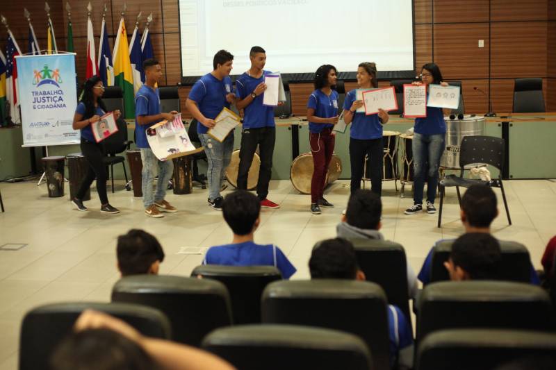 A culminância do Projeto Direitos Humanos em Cena e do Programa Trabalho Justiça e Cidadania (TJC), desenvolvidos com alunos da rede pública de ensino de Belém, ocorreu na manhã desta terça-feira (20). As ações são realizadas pelo Governo do Pará, por meio da Secretaria de Estado de Justiça e Diretos Humanos (Sejudh)/Coordenadoria de Enfrentamento ao Tráfico de Pessoas e ao Trabalho Escravo, em parceria com o Tribunal de Justiça do Pará e Associação dos Magistrados da Justiça do Trabalho (Amatra 8).
FOTO: WAGNER ALMEIDA / ASCOM SEJUDH
DATA: 20.11.2018
BELÉM - PARÁ
<div class='credito_fotos'>Foto: Wagner Almeida/ Ascom Sejudh | <a href='/midias/2018/originais/7409bf1c-7e29-49b5-9dda-ab2ea92a4c65.jpg' download><i class='fa-solid fa-download'></i> Download</a></div>