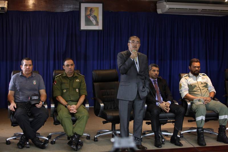 Foi iniciada, ainda na noite da segunda-feira (9), uma operação de reforço policial nas ruas da capital paraense e dos demais municípios da Região Metropolitana de Belém (RMB). O maior efetivo nas ruas foi colocado logo após as mortes registradas ao longo daquele dia. As investigações iniciaram e as vítimas já foram identificadas. Além disso, uma sala de situação foi implantada no Centro Integrado de Operações (Ciop) para traçar e definir metas para as operações, comandada pela Secretaria de Estado de Segurança Pública e Defesa Social (Segup). Essas informações foram divulgadas na terça-feira (10) em coletiva de imprensa, na sede da Delegacia Geral da Polícia Civil, em Belém. Entre as 13 mortes registrados na segunda-feira está a do policial militar Joaquim Nunes Silva. Os outros 12 eram civis e apenas um ainda não foi identificado ainda. E 9 dos 12 civis têm passagem pela polícia. Na foto, o secretário de segurança pública Luiz Fernandes.
FOTO: SIDNEY OLIVEIRA / AG. PARÁ
DATA: 10.04.2018
BELÉM - PARÁ <div class='credito_fotos'>Foto: Sidney Oliveira/Ag. Pará | <a href='/midias/2018/originais/740bc44c-c47a-4a3f-a6f4-b0d2023ac0b0.jpg' download><i class='fa-solid fa-download'></i> Download</a></div>