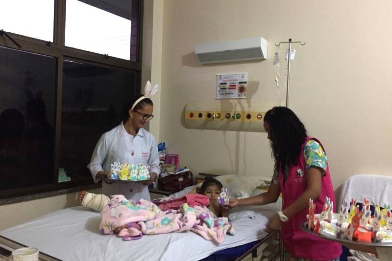 Os colaboradores voluntários do GTH do hospital de Tailândia produziram as lembrancinhas distribuídas entre os menores usuários que foram surpreendidos pela homenagem.
FOTO: ASCOM HGT
DATA: 01.04.2018
TAILÂNDIA - PARÁ <div class='credito_fotos'>Foto: ASCOM HGT TAILÂNDIA | <a href='/midias/2018/originais/740db077-9fed-480b-a7a6-2cf00c518b3e.jpg' download><i class='fa-solid fa-download'></i> Download</a></div>